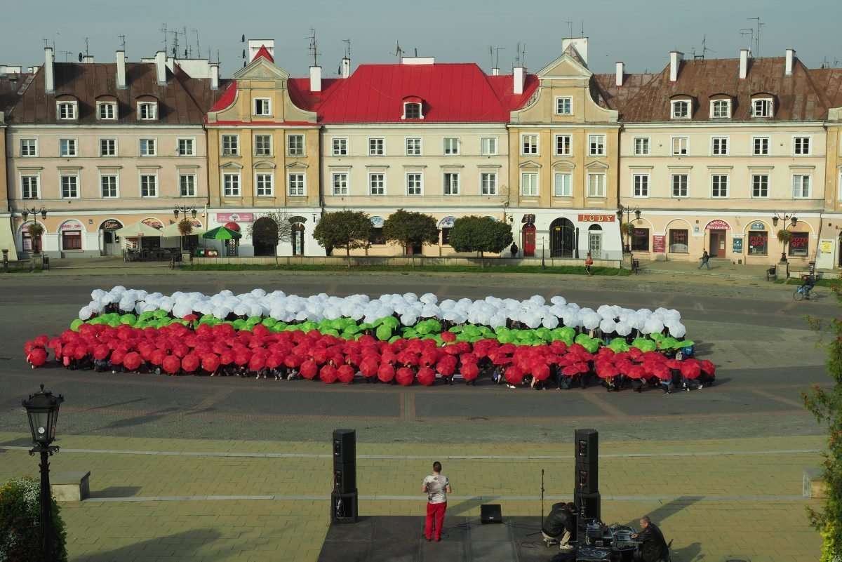 Licealiści Lublinowi: flaga miasta ułożona z parasolek na pl. Zamkowym - Autor: Maciej Kaczanowski