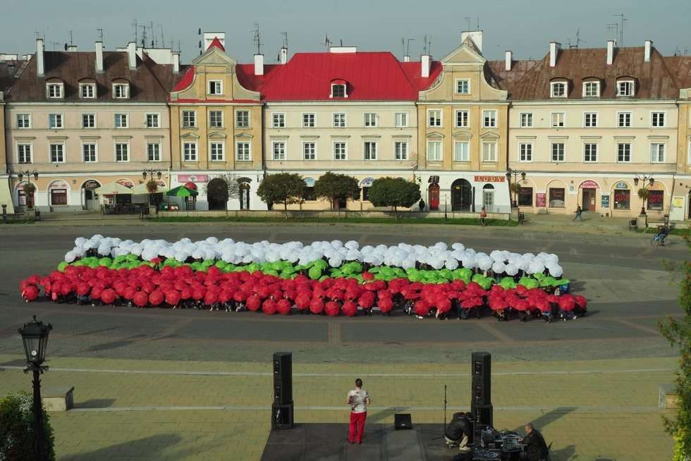  Licealiści Lublinowi: flaga miasta ułożona z parasolek na pl. Zamkowym (zdjęcie 1) - Autor: Maciej Kaczanowski