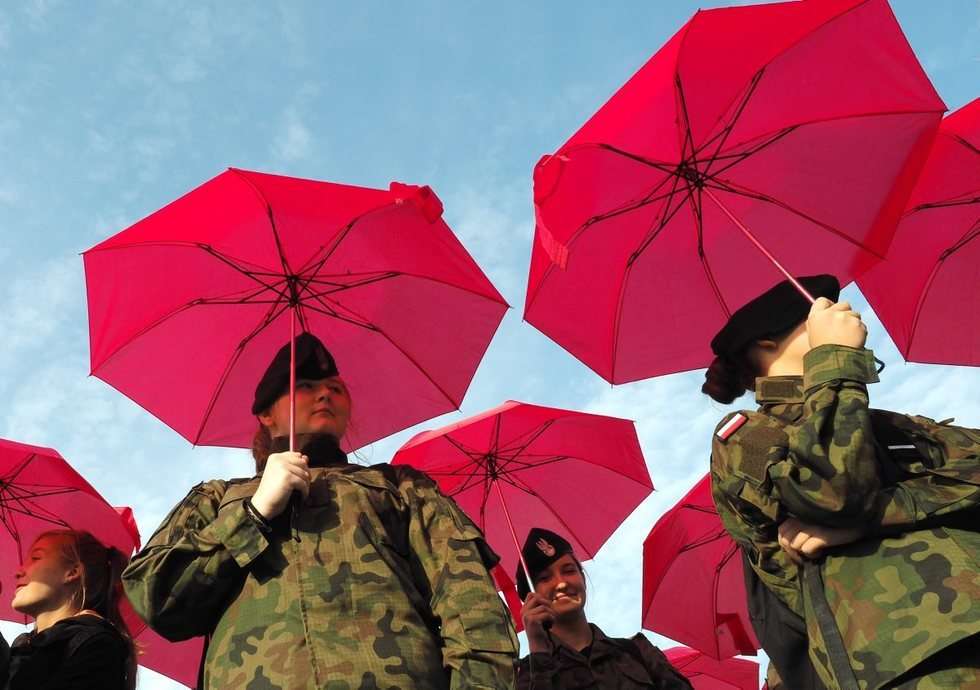  Licealiści Lublinowi: flaga miasta ułożona z parasolek na pl. Zamkowym (zdjęcie 5) - Autor: Maciej Kaczanowski