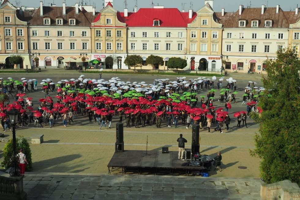  Licealiści Lublinowi: flaga miasta ułożona z parasolek na pl. Zamkowym (zdjęcie 14) - Autor: Maciej Kaczanowski