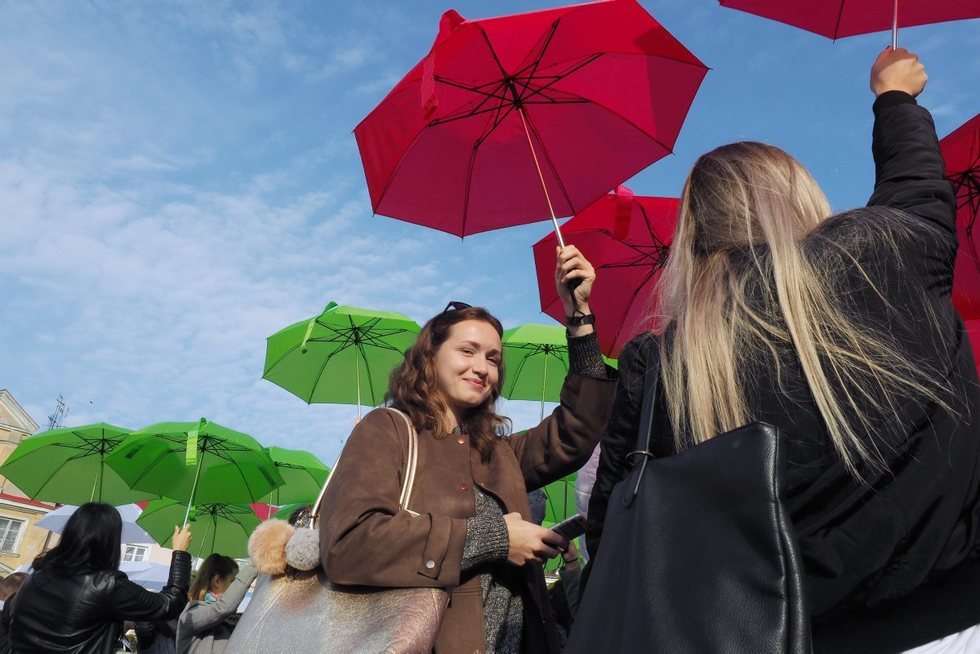  Licealiści Lublinowi: flaga miasta ułożona z parasolek na pl. Zamkowym (zdjęcie 4) - Autor: Maciej Kaczanowski