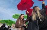 Licealiści Lublinowi: flaga miasta ułożona z parasolek na pl. Zamkowym (zdjęcie 4)