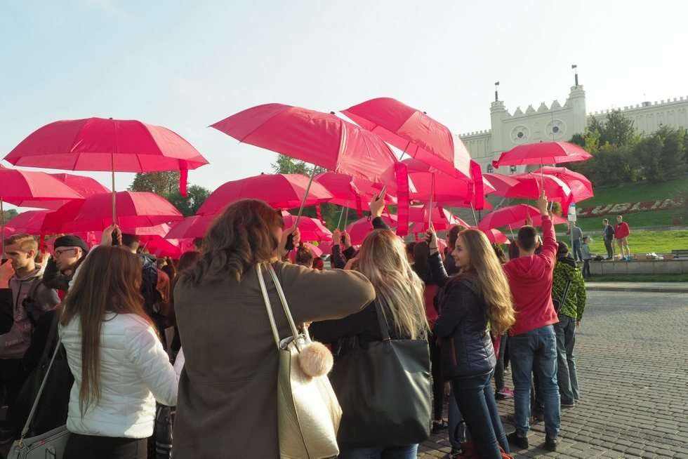  Licealiści Lublinowi: flaga miasta ułożona z parasolek na pl. Zamkowym (zdjęcie 3) - Autor: Maciej Kaczanowski