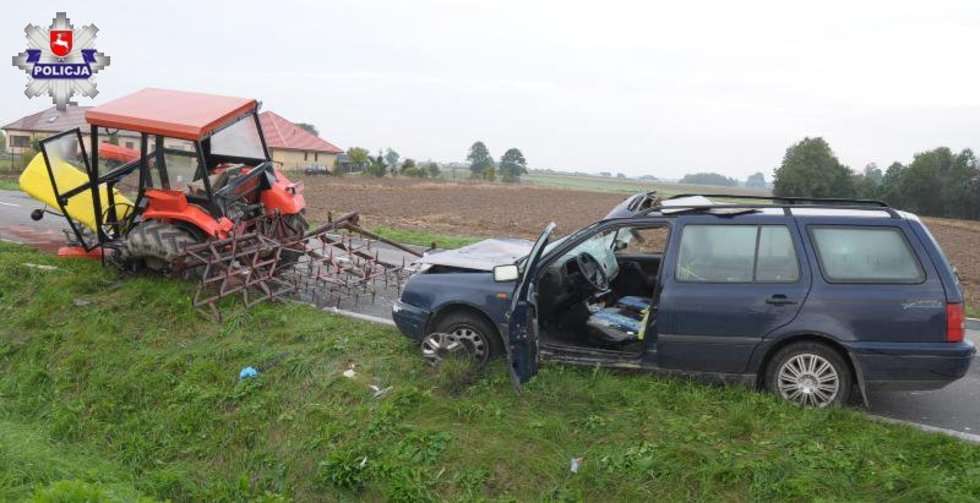  Zderzenie samochodu osobowego i traktora (zdjęcie 2) - Autor: Policja