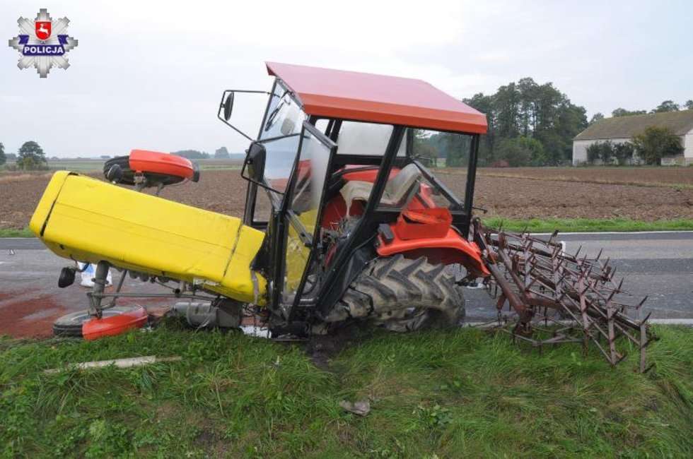  Zderzenie samochodu osobowego i traktora (zdjęcie 1) - Autor: Policja