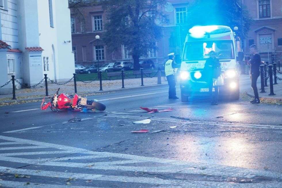  Wypadek na ul. Narutowicza. Samochód zderzył się z motocyklistą (zdjęcie 9) - Autor: Łukasz Minkiewicz