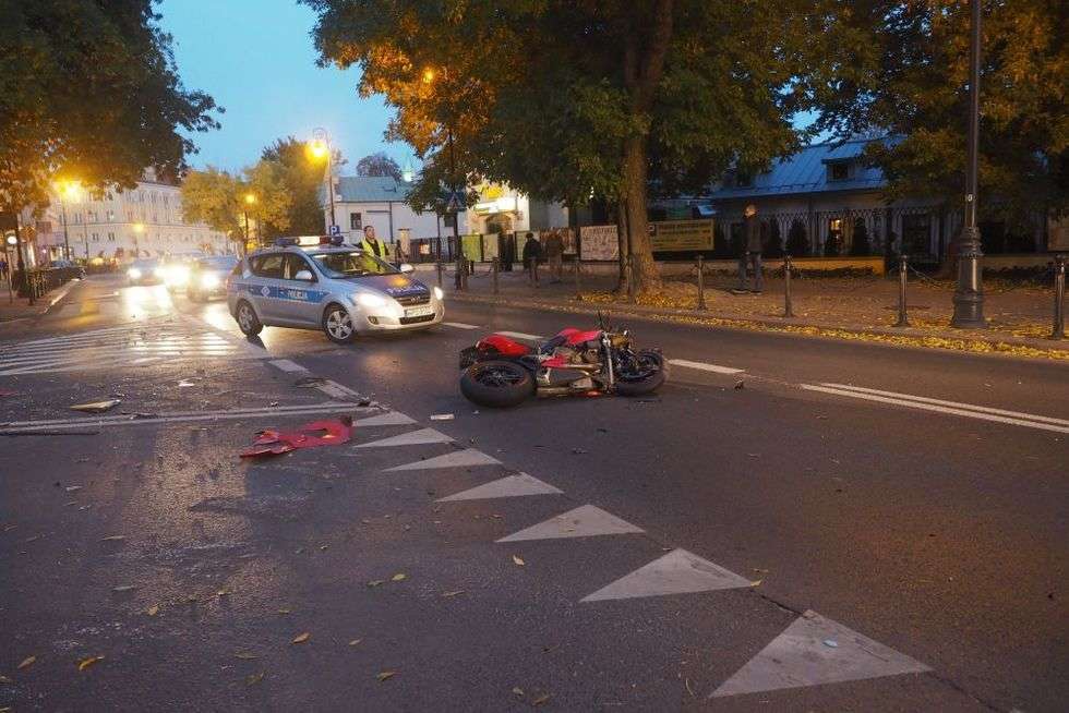  Wypadek na ul. Narutowicza. Samochód zderzył się z motocyklistą (zdjęcie 6) - Autor: Łukasz Minkiewicz