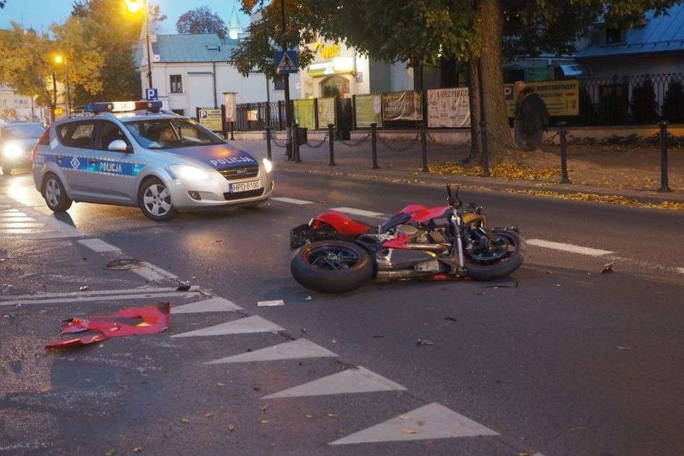  Wypadek na ul. Narutowicza. Samochód zderzył się z motocyklistą (zdjęcie 5) - Autor: Łukasz Minkiewicz