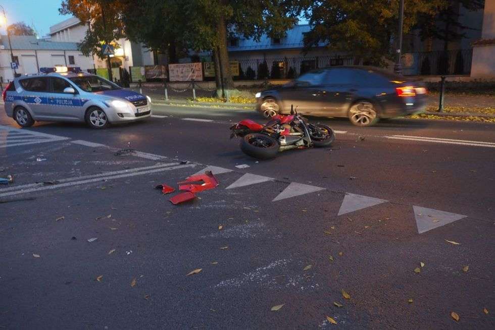  Wypadek na ul. Narutowicza. Samochód zderzył się z motocyklistą (zdjęcie 3) - Autor: Łukasz Minkiewicz