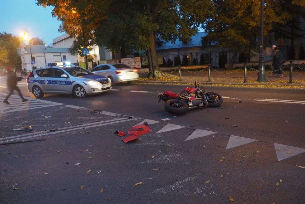  Wypadek na ul. Narutowicza. Samochód zderzył się z motocyklistą (zdjęcie 4) - Autor: Łukasz Minkiewicz