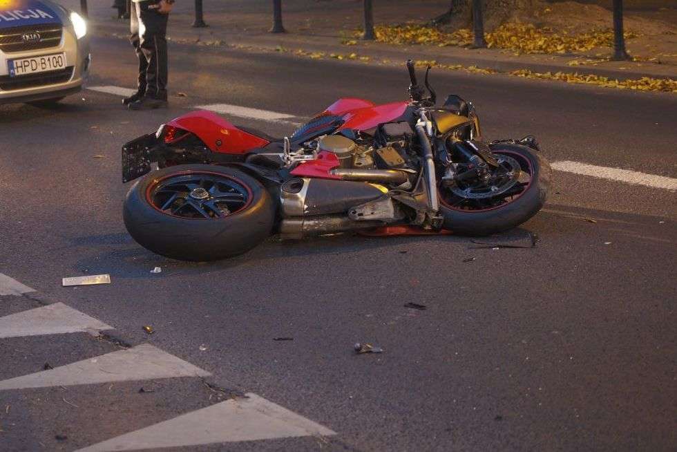  Wypadek na ul. Narutowicza. Samochód zderzył się z motocyklistą (zdjęcie 7) - Autor: Łukasz Minkiewicz