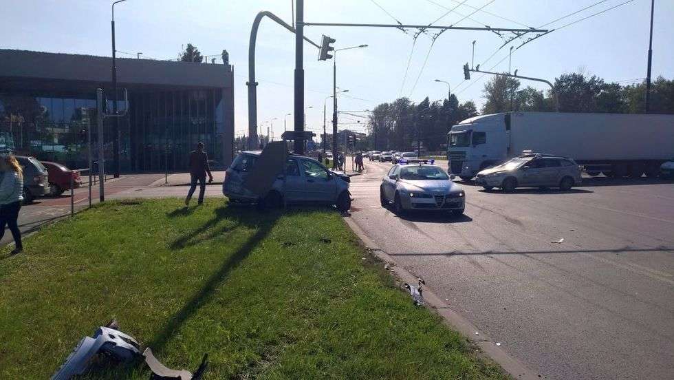  Wypadek na skrzyżowaniu koło Tarasów Zamkowych (zdjęcie 2) - Autor: Grzegorz Rekiel