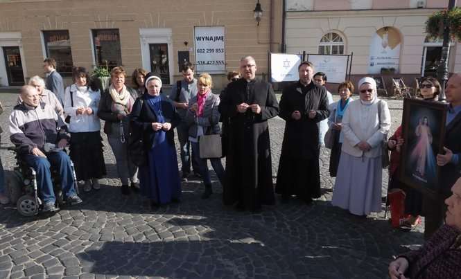 Koronka do Miłosierdzia Bożego na ulicach