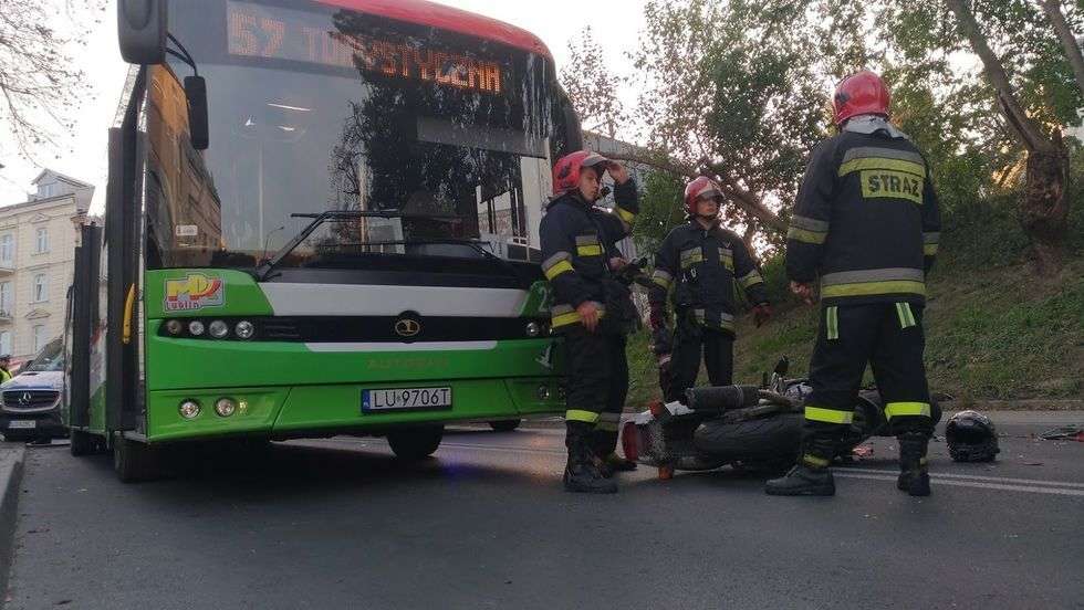 Wypadek na ul. 3 Maja w Lublinie. Motocyklista zderzył się z samochodem (zdjęcie 13) - Autor: Paweł Buczkowski