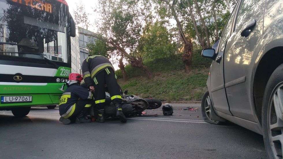 Wypadek na ul. 3 Maja w Lublinie. Motocyklista zderzył się z samochodem (zdjęcie 1) - Autor: Paweł Buczkowski