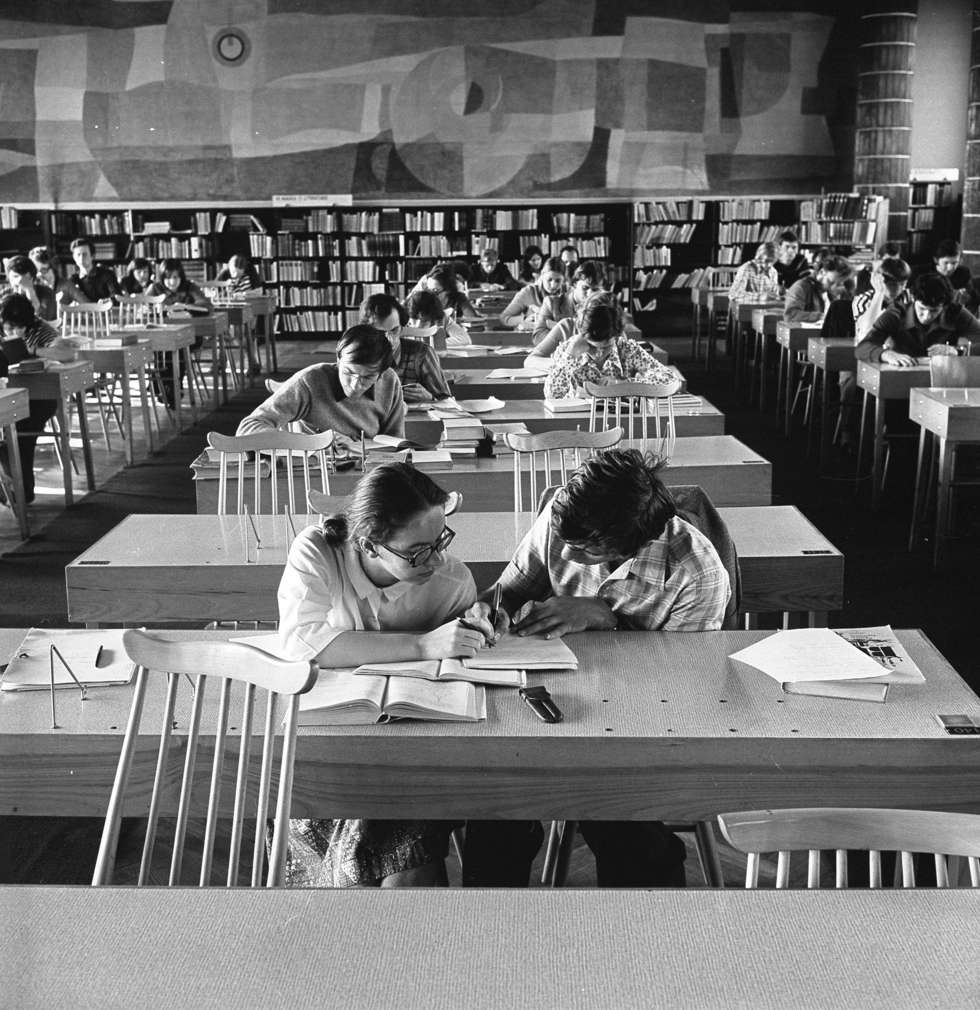  <p>Rok 1974: w bibliotece spędzano wiele czasu, a na niekt&oacute;re książki były nawet zapisy</p>