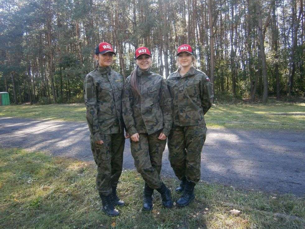  Wystrzałowe dziewczyny z „mundurówki” w Zamościu (zdjęcie 1) - Autor: LO CSM Zamość