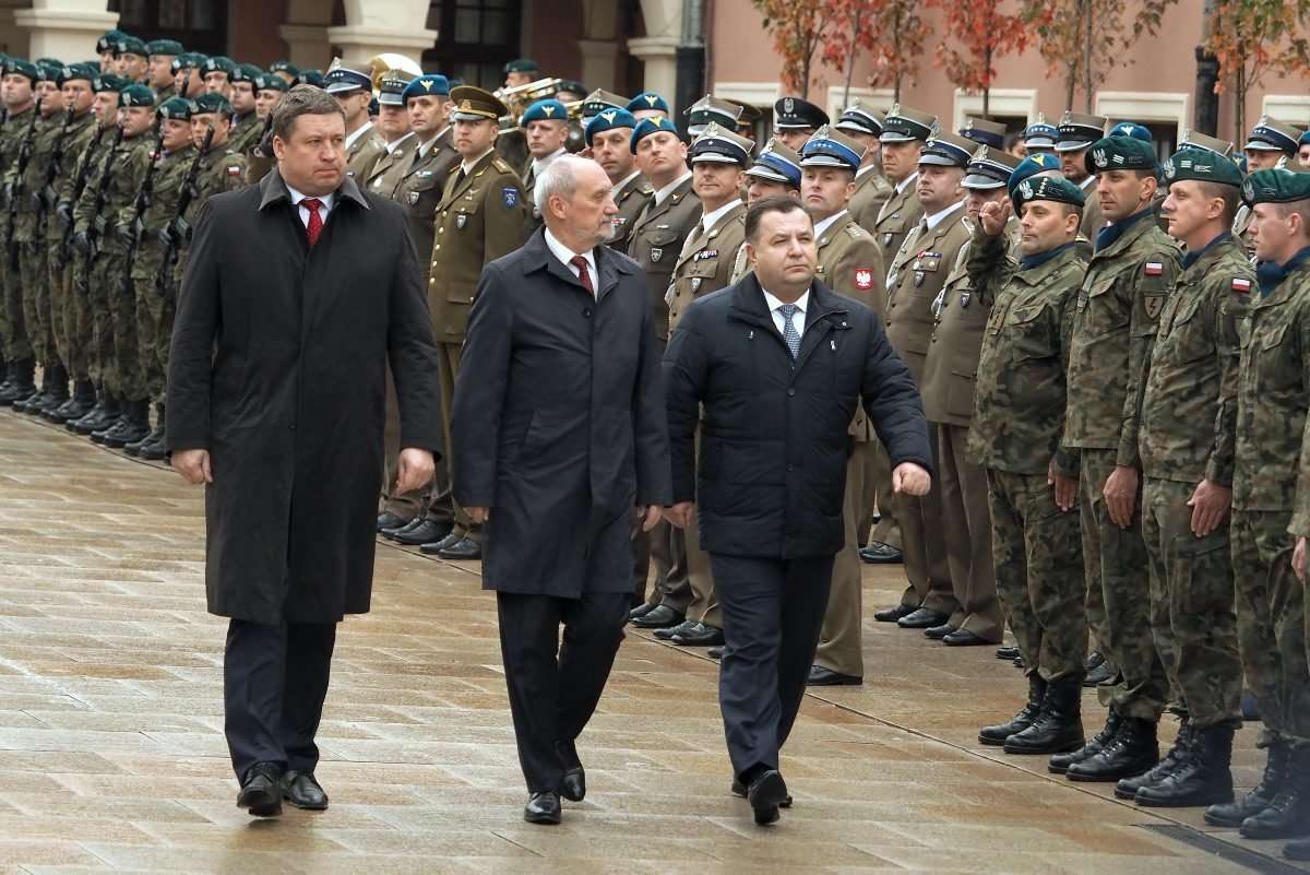 Wielonarodowa Brygada otrzymała sztandar na dziedzińcu Zamku