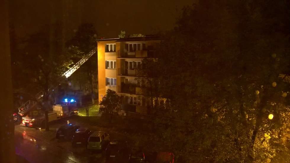  <p>Przewr&oacute;cone przez wiatr drzewo uszkodziło zadaszenie balkonu w bloku przy ul. Kaniowczyk&oacute;w 4 w Puławach.</p>