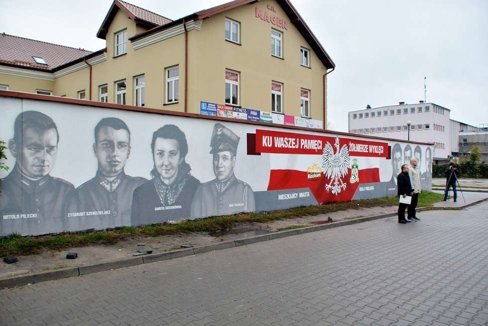  Biała Podlaska: Mural z Żołnierzami Wyklętymi  (zdjęcie 1) - Autor: eb