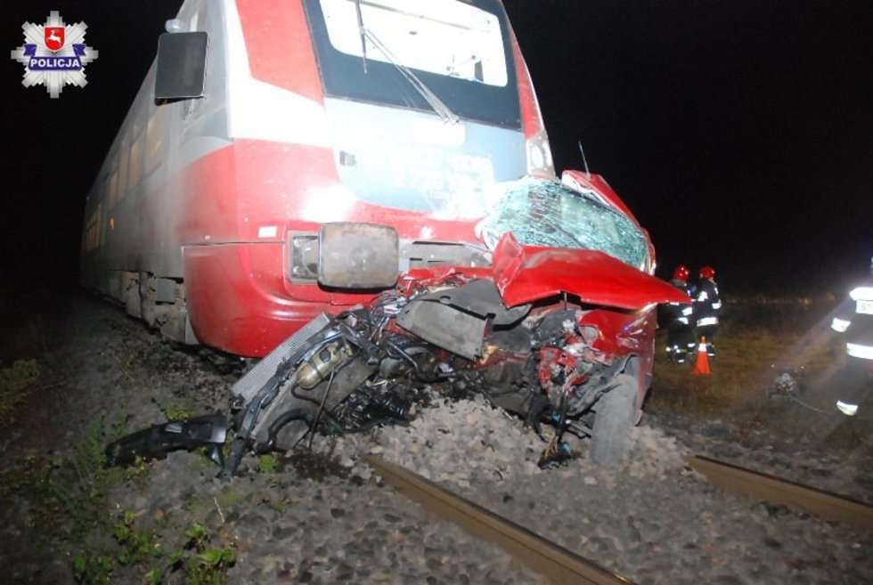  Wypadek na przejeździe kolejowym w Niedrzwicy Kościelnej (zdjęcie 8) - Autor: Policja