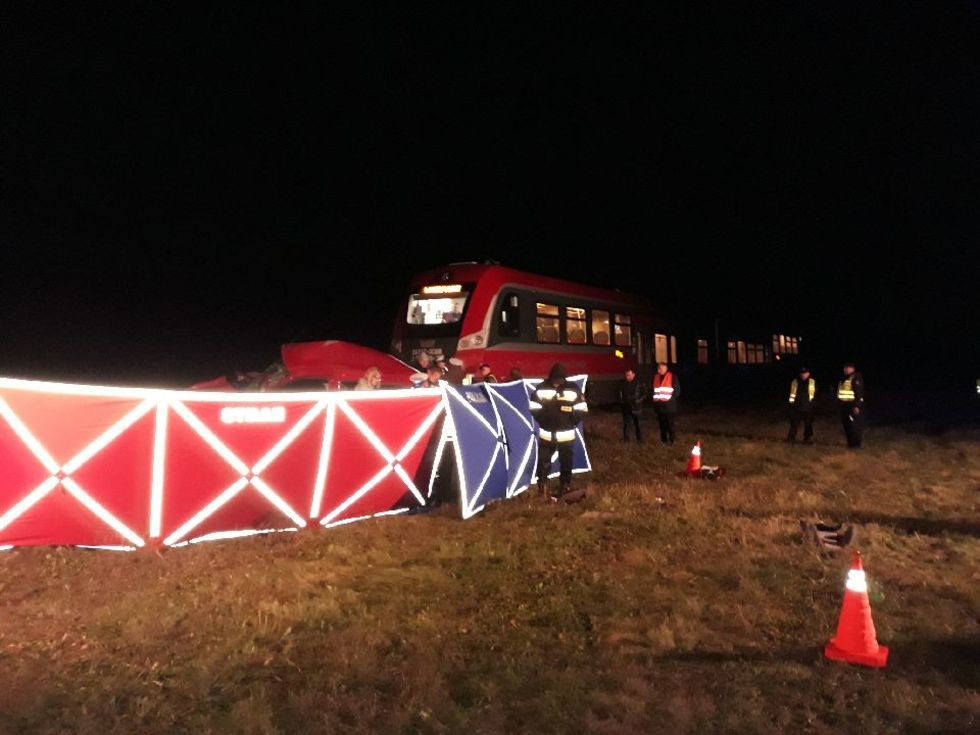  Wypadek na przejeździe kolejowym w Niedrzwicy Kościelnej (zdjęcie 12) - Autor: KM PSP Lublin