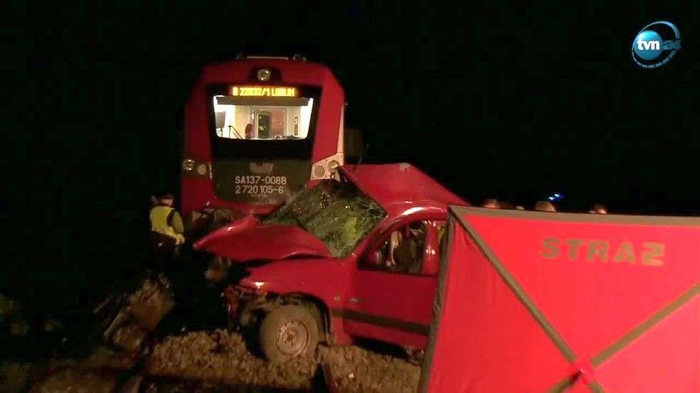  Wypadek na przejeździe kolejowym w Niedrzwicy Kościelnej (zdjęcie 1) - Autor: TVN 24 / x-news