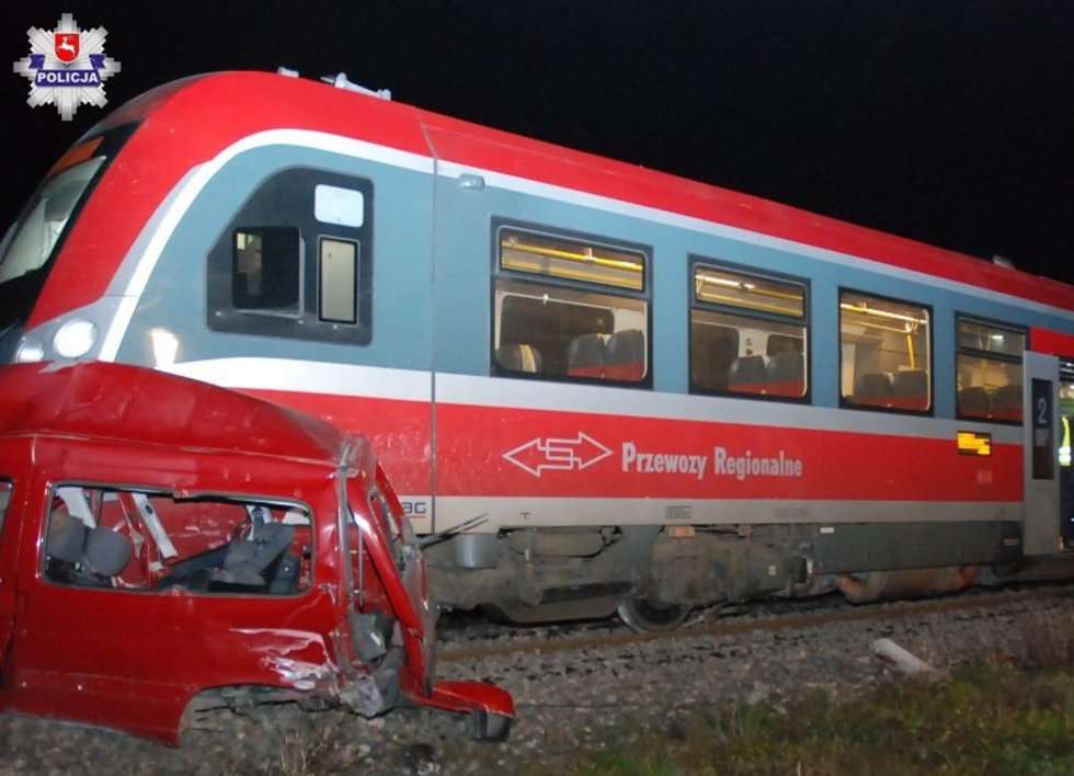  Wypadek na przejeździe kolejowym w Niedrzwicy Kościelnej (zdjęcie 9) - Autor: Policja