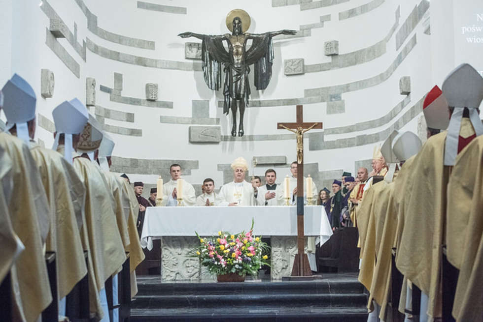  Wizyta biskupów na Zamku lubelskim i msza w kościele akademickim KUL (zdjęcie 14) - Autor: Materiały KEP