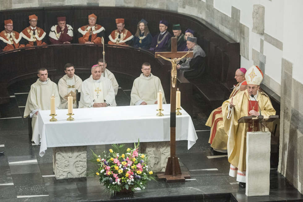  Wizyta biskupów na Zamku lubelskim i msza w kościele akademickim KUL (zdjęcie 10) - Autor: Materiały KEP