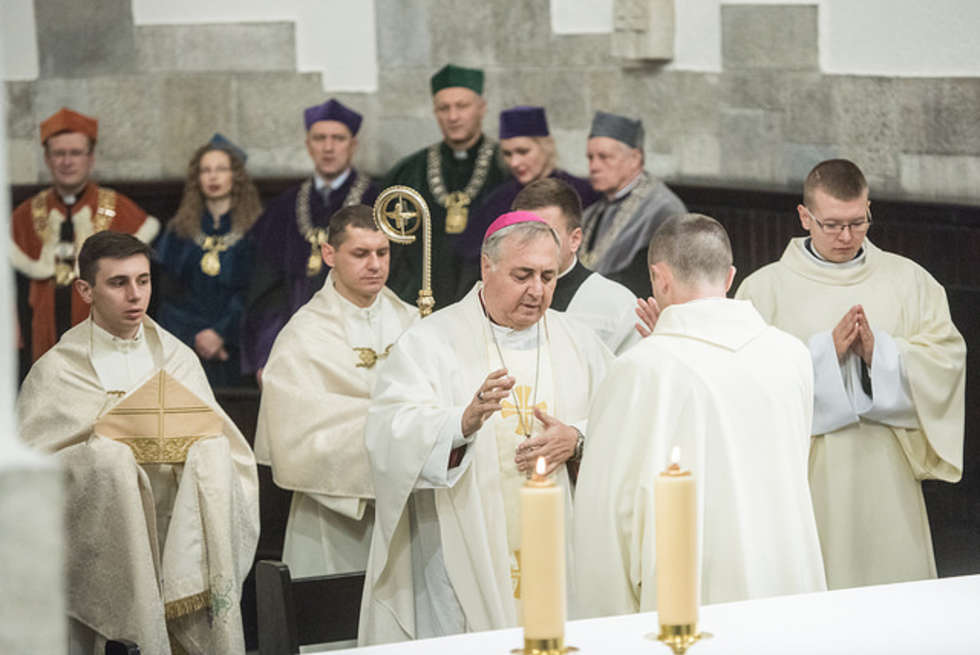  Wizyta biskupów na Zamku lubelskim i msza w kościele akademickim KUL (zdjęcie 12) - Autor: Materiały KEP