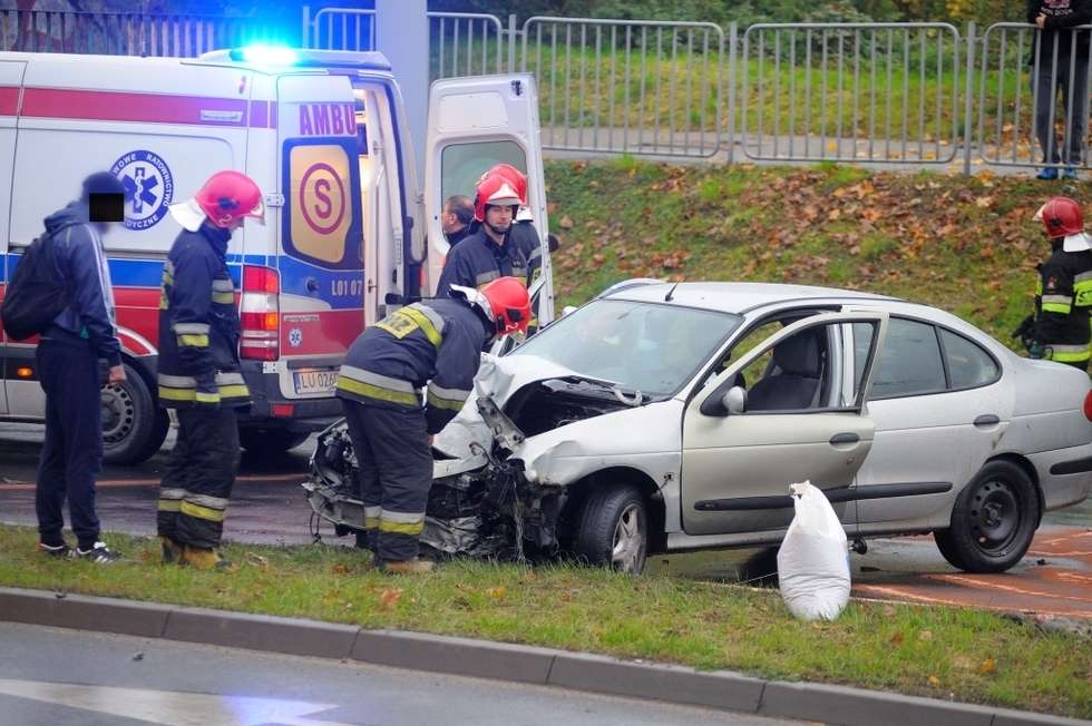  Lublin: Samochód uderzył w latarnię (zdjęcie 1) - Autor: Dariusz Sowa