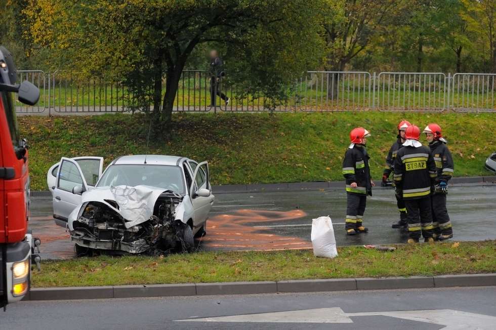  Lublin: Samochód uderzył w latarnię (zdjęcie 2) - Autor: Dariusz Sowa