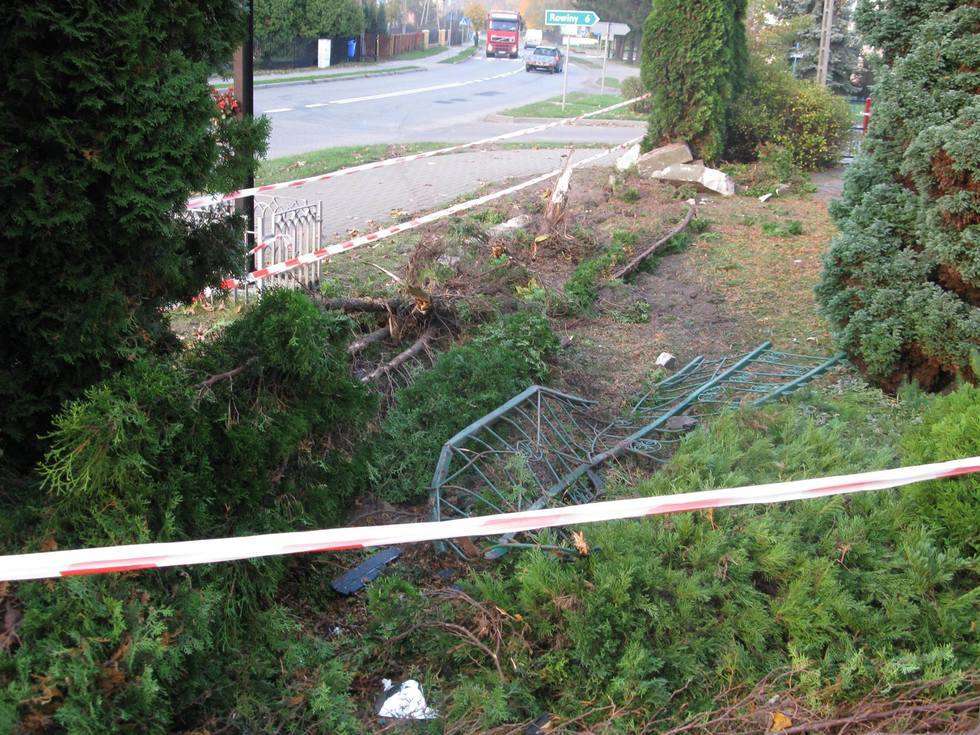  Zjechał z drogi i rozbił ogrodzenie (zdjęcie 3) - Autor: OSP KSRG Rossosz