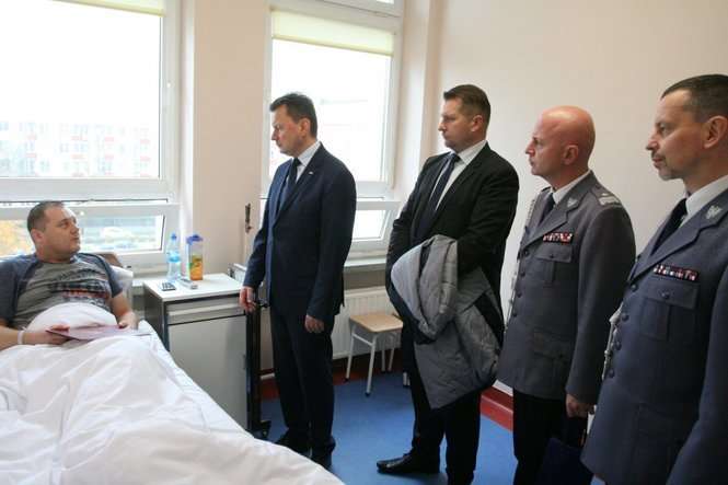 Wypadek w Łopienniku Dolnym. Minister odwiedził w szpitalu rannego policjanta - Autor: Policja