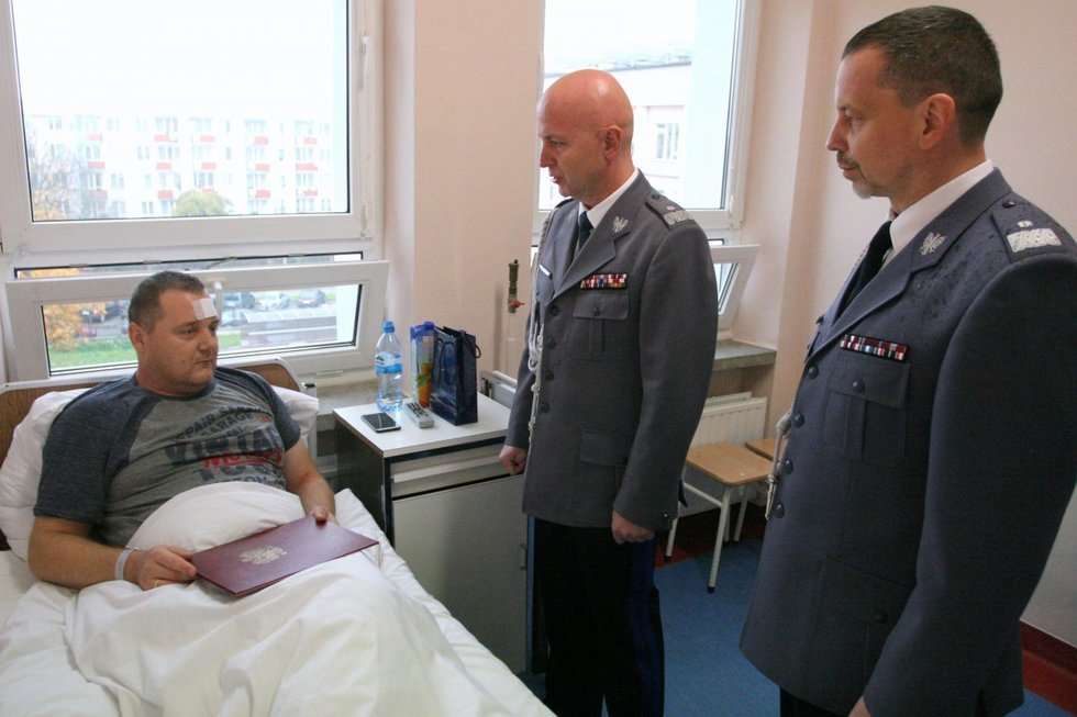  Wypadek w Łopienniku Dolnym. Minister odwiedził w szpitalu rannego policjanta (zdjęcie 3) - Autor: Policja