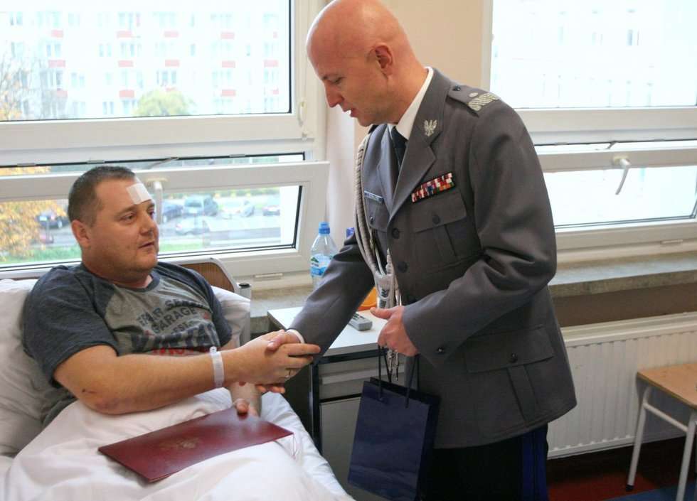  Wypadek w Łopienniku Dolnym. Minister odwiedził w szpitalu rannego policjanta  - Autor: Policja
