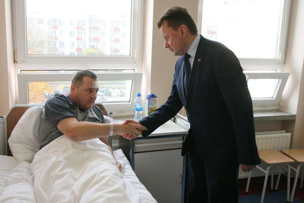  Wypadek w Łopienniku Dolnym. Minister odwiedził w szpitalu rannego policjanta (zdjęcie 2) - Autor: Policja