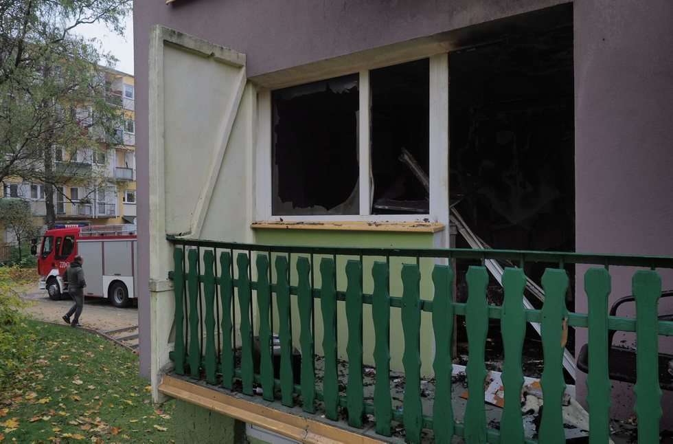  Pożar mieszkania w bloku przy ul. Skierki w Lublinie (zdjęcie 10) - Autor: Wojciech Nieśpiałowski