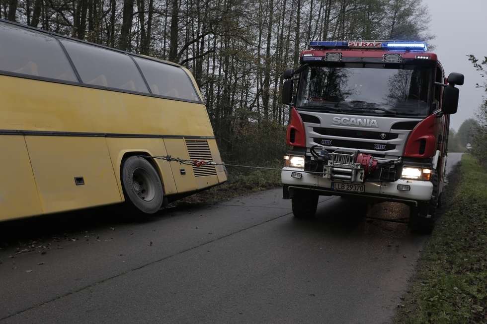  Wypadek autobusu w Majdanie Kozłowieckim (zdjęcie 2) - Autor: Bartek Wójtowicz