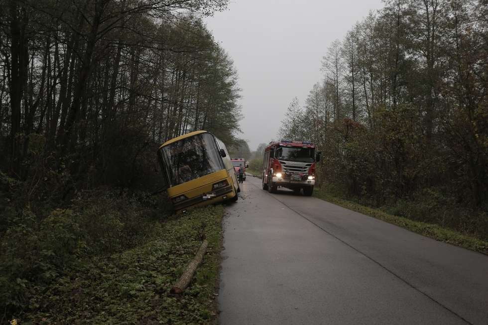  Wypadek autobusu w Majdanie Kozłowieckim (zdjęcie 4) - Autor: Bartek Wójtowicz