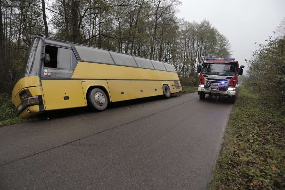  Wypadek autobusu w Majdanie Kozłowieckim (zdjęcie 1) - Autor: Bartek Wójtowicz