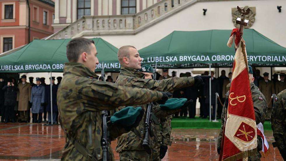  Zaprzysiężenie żołnierzy Wojsk Obrony Terytorialnej w Zamościu (zdjęcie 23) - Autor: mjr Robert Siemaszko/CO MON