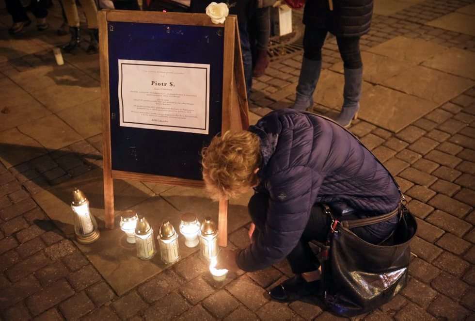  Lublin: Zapalili znicze dla Piotra S. (zdjęcie 11) - Autor: Wojciech Nieśpiałowski