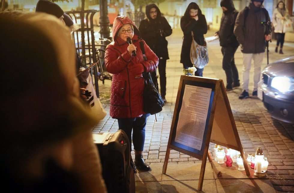  Lublin: Zapalili znicze dla Piotra S. (zdjęcie 14) - Autor: Wojciech Nieśpiałowski