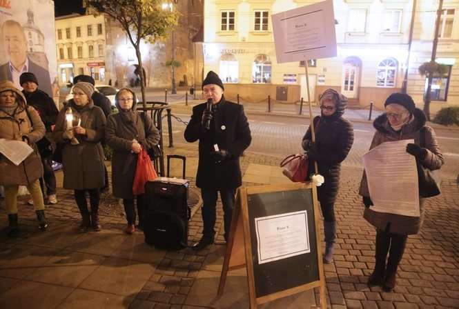 Lublin: Zapalili znicze dla Piotra S.