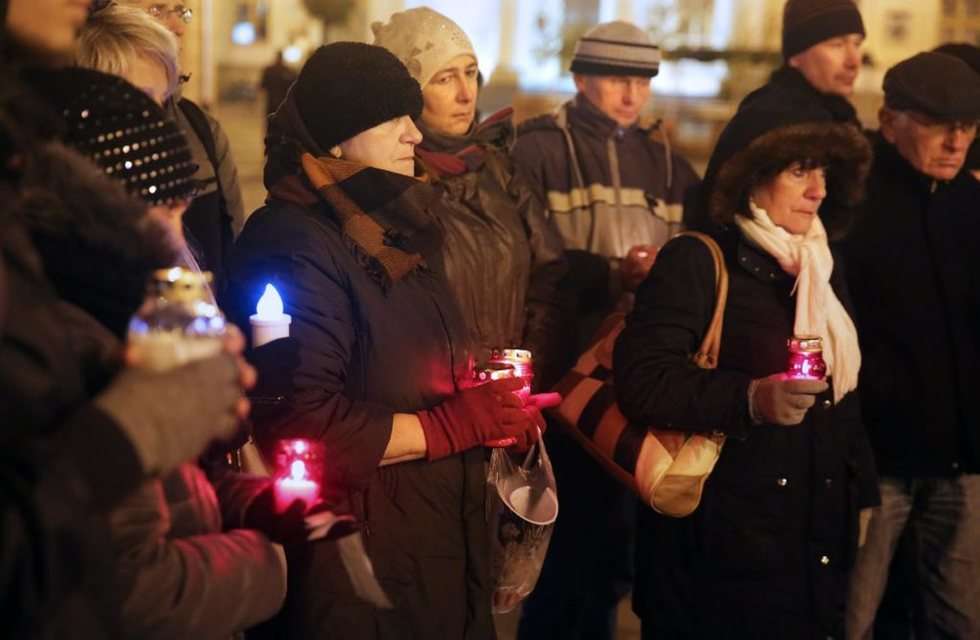  Lublin: Zapalili znicze dla Piotra S. (zdjęcie 8) - Autor: Wojciech Nieśpiałowski