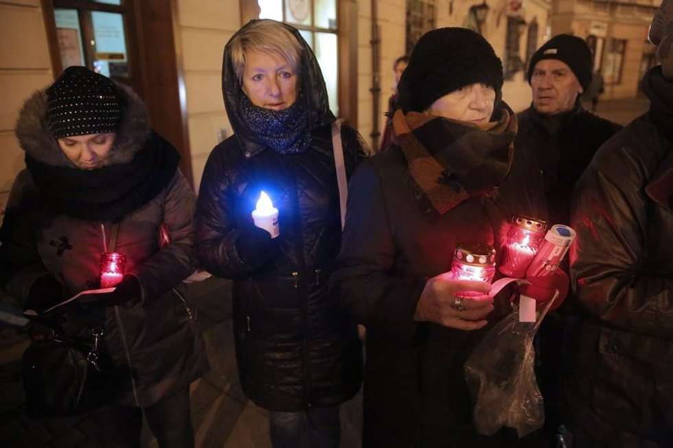  Lublin: Zapalili znicze dla Piotra S. (zdjęcie 10) - Autor: Wojciech Nieśpiałowski