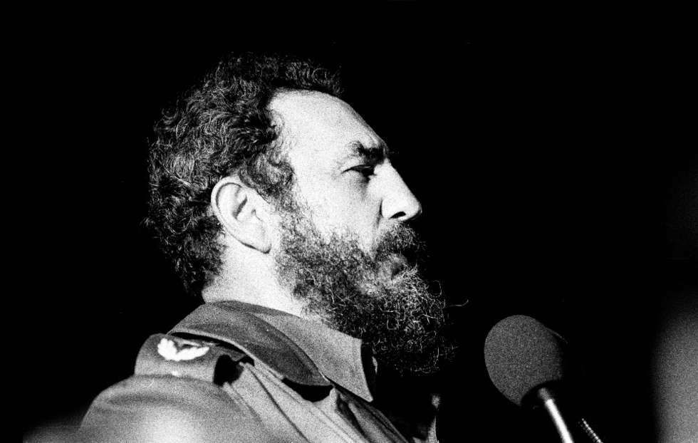  <p><strong>2016 - listopad</strong></p>
<p><strong>Fidel Castro</strong></p>
<p>Zmarł w wieku 90 lat. Był przyw&oacute;dcą kubańskiej rewolucji i faktycznym przyw&oacute;dcą Kuby przez niemal 50 lat.</p>
<p>Castro do władzy wyniosła zwycięska rewolucja przeciwko generałowi Fulgencio Bitista. W 1959 roku objął stanowisko premiera, a w 1965 pierwszego sekretarza rządzącej Komunistycznej Partii Kuby. 11 lat p&oacute;źniej, w 1976 roku, w wyniku reorganizacji rządu, stracił urząd premiera i objął przewodnictwo w Radzie Państwa. W 2006 roku przekazał swoje obowiązki młodszemu bratu Raulowi.</p>
<p>W 2008 roku, po 49 latach rząd&oacute;w, zrezygnował ze stanowiska przewodniczącego Rady Państwa ze względu na zły stan zdrowia. W 2012 roku magazyn &bdquo;Time&rdquo; określił Fidela Castro jako jedną ze 100 najbardziej wpływowych os&oacute;b wszech czas&oacute;w. Głośno m&oacute;wiono o tym, że jest poważnie chory, a co jakiś czas nawet sugerowano, że zmarł. W ostatnich latach życia Castro pisywał do gazet komentarze na temat spraw międzynarodowych. Ostatni raz pojawił się publicznie z okazji swoich 90. urodzin.</p>