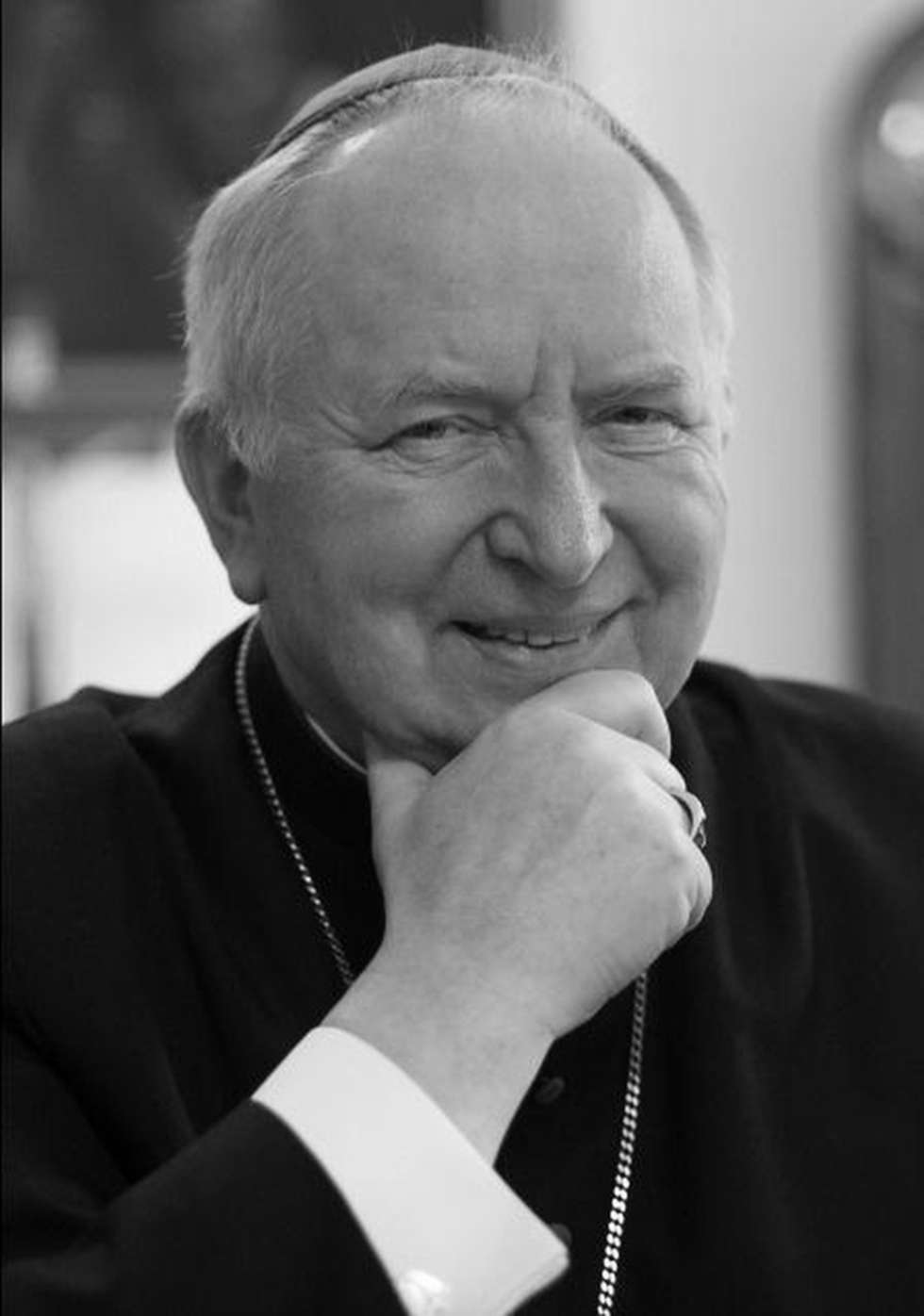  <p><strong>2017 -&nbsp;wrzesień</strong></p>
<p><strong>Ks. bp. Kazimierz Ryczan</strong>&nbsp;</p>
<p>Biskup senior diecezji kieleckiej, wieloletni profesor teologii pastoralnej KUL. Miał 78 lat</p>
<p>Kazimierz Ryczan urodził 10 lutego 1939 w Żurawicy k. Przemyśla. W latach 1956-63 studiował w Wyższym Seminarium Duchownym w Przemyślu. Od 1966 roku kontynuował specjalistyczne studia teologiczne na KUL. W 1976 r. rozpoczął pracę naukową na lubelskiej uczelni, a dwa lata p&oacute;źniej obronił doktorat. W 1992 r. uzyskał stopień doktora habilitowanego i został powołany na Kierownika Katedry Socjologii Religii w Instytucie Teologii Pastoralnej KUL. 11 września 1993 roku przyjął sakrę biskupią i objął posługę ordynariusza diecezji kieleckiej, nie rezygnując z pracy naukowo-dydaktycznej w KUL. Do roku 2011 był kierownikiem Katedry Socjologii Religii, a regularne wykłady prowadził do 2013 r.</p>
<p>W czasie pracy na KUL był m.in. sekretarzem, a potem I wiceprzewodniczącym Komisji Uczelnianej &bdquo;Solidarności&rdquo; (1980-81), wicedyrektorem, a następnie dyrektorem Konwiktu księży student&oacute;w (1983-93). Był m.in. członkiem Rady Stałej Konferencji Episkopatu Polsk, Rady Naukowej, przewodniczącym Rady Gł&oacute;wnej Konferencji Episkopatu Polski do Spraw Społecznych Iustitia et Pax, a także Krajowym Duszpasterzem Ludzi Pracy. Wypromował 14 doktor&oacute;w.</p>